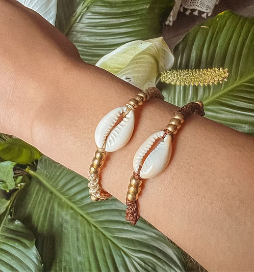 Pulsera de macramé con cuentas y concha