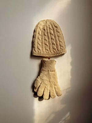 Gorro y guantes de lana color avena