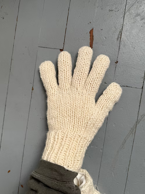 Gorro y guantes de lana color avena