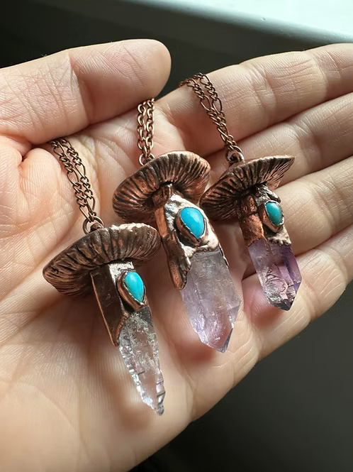 Collar de hongo de cobre con amatista y turquesa