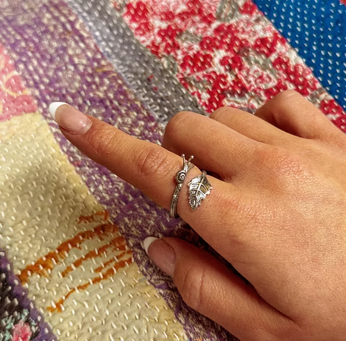 Anillo ajustable de plata de ley con diseño de caracol y hoja