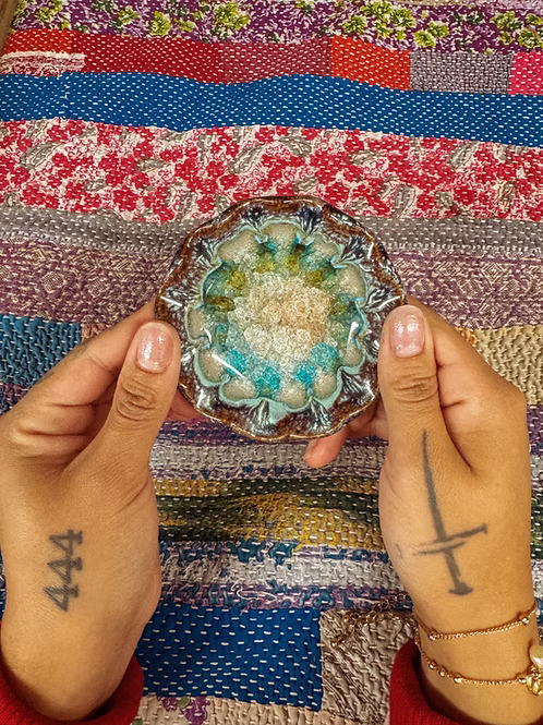Mini plato misterioso de cerámica con cristal reciclado