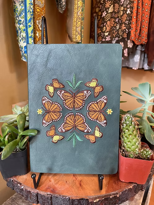 Cuaderno Bordado Danza de Mariposas