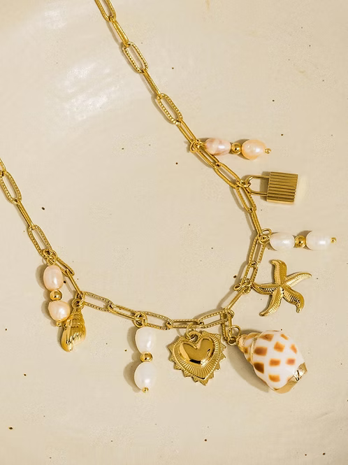Collar con dije de concha Ophélie