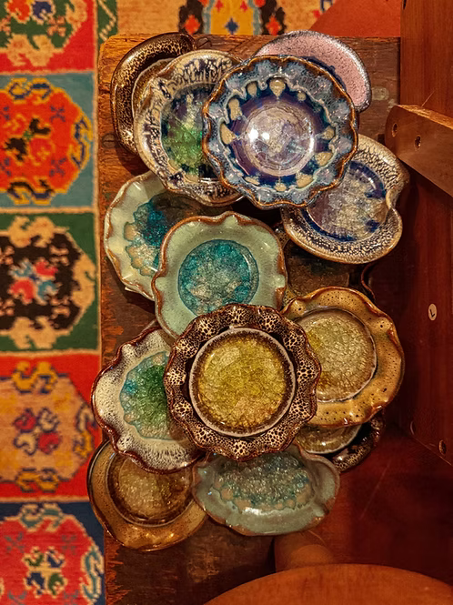 Mini plato misterioso de cerámica con cristal reciclado