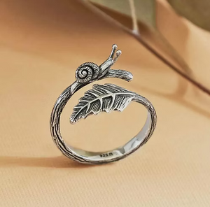 Anillo ajustable de plata de ley con diseño de caracol y hoja