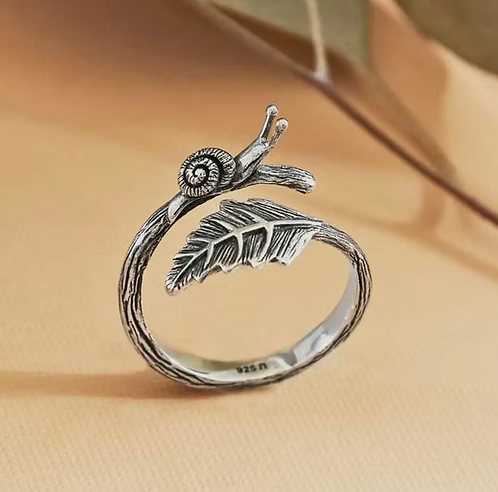 Anillo ajustable de plata de ley con diseño de caracol y hoja