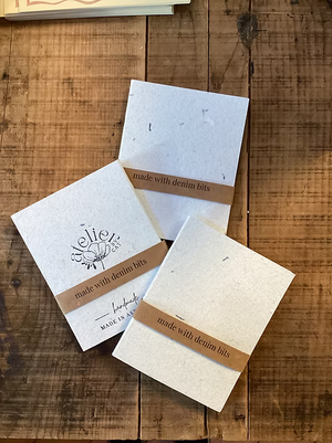 Mini cuaderno de recortes de tela vaquera reciclada