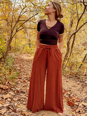 Pantalones de cáñamo bordados con polilla de Tulum