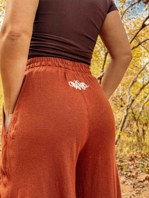 Pantalones de cáñamo bordados con polilla de Tulum