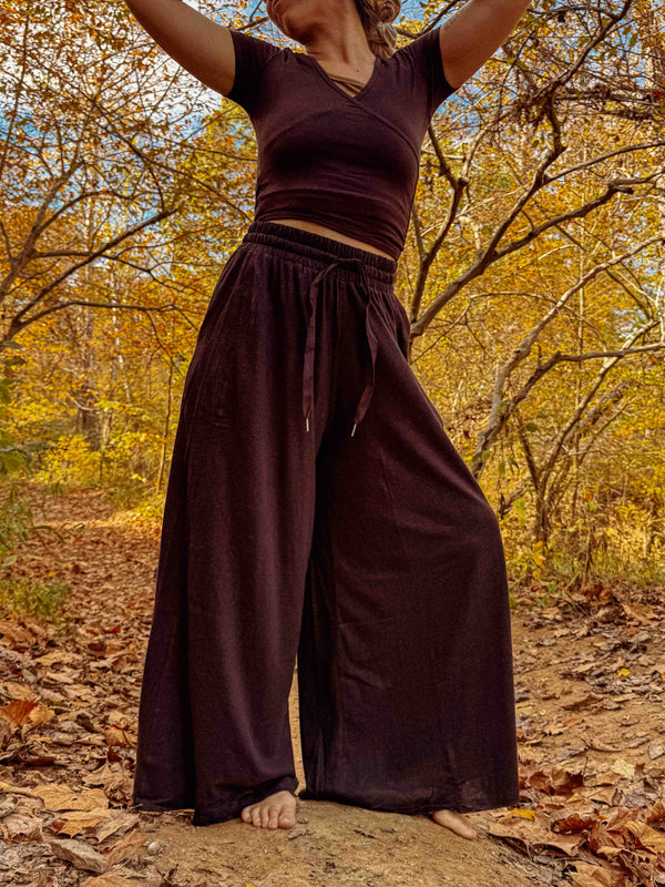 Pantalones de cáñamo bordados con polilla de Tulum