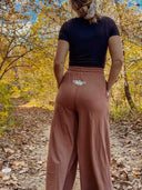 Pantalones de cáñamo bordados con polilla de Tulum