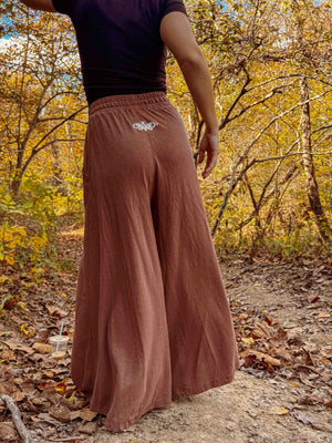 Pantalones de cáñamo bordados con polilla de Tulum