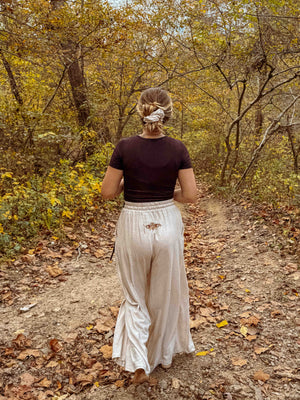 Pantalones de cáñamo bordados con polilla de Tulum