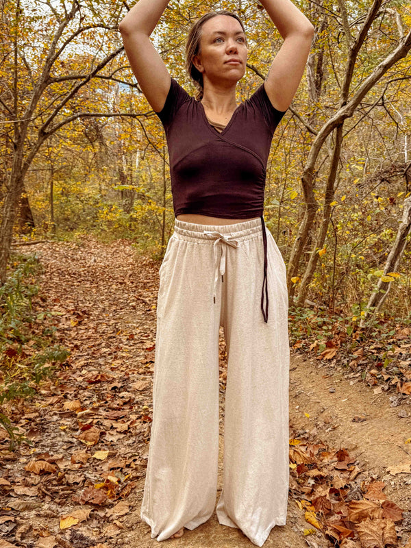 Pantalones de cáñamo bordados con polilla de Tulum