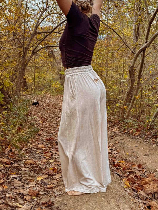 Pantalones de cáñamo bordados con polilla de Tulum