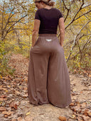 Pantalones de cáñamo bordados con polilla de Tulum