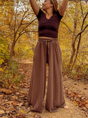 Pantalones de cáñamo bordados con polilla de Tulum