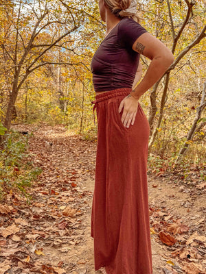 Pantalones de cáñamo bordados con polilla de Tulum