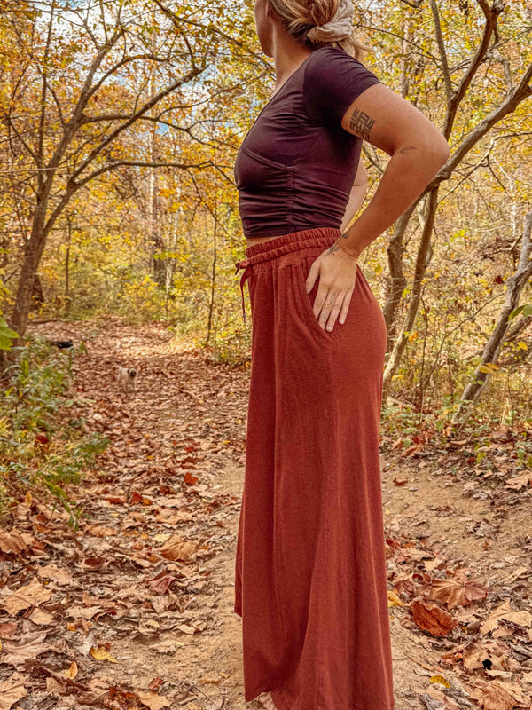 Pantalones de cáñamo bordados con polilla de Tulum